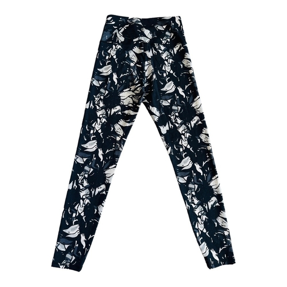 Women Activewear Black & Gray Stained Abstract Print Balance Collection Leggings - Picture 3 of 4